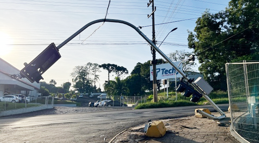 Caminhão derruba semáforo e motorista foge