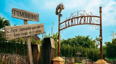 Beto Carrero World inaugura espaço para fumantes com temática de cemitério