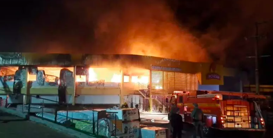 Grande incêndio em frigorífico no RS mobiliza equipes de bombeiros de SC