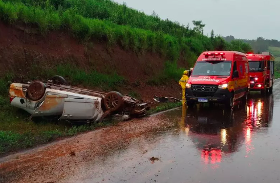 Carro sai da pista e capota na BR-282