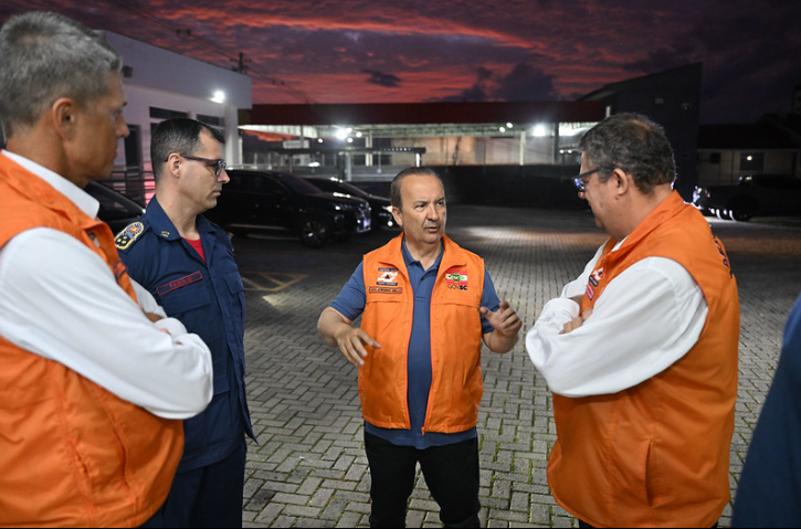 Governador Jorginho Mello avalia situação das chuvas em SC na Defesa Civil
