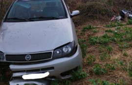 Motorista e passageira são socorridos após carro sair da pista e capotar na BR-282