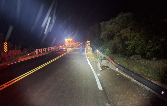 Motorista abandona carro após saída de pista e choque em ponte na SC-283, em São Carlos