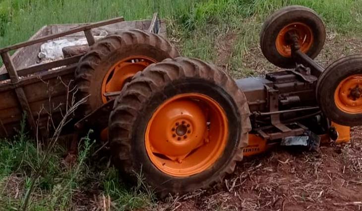Idoso morre em capotamento de trator