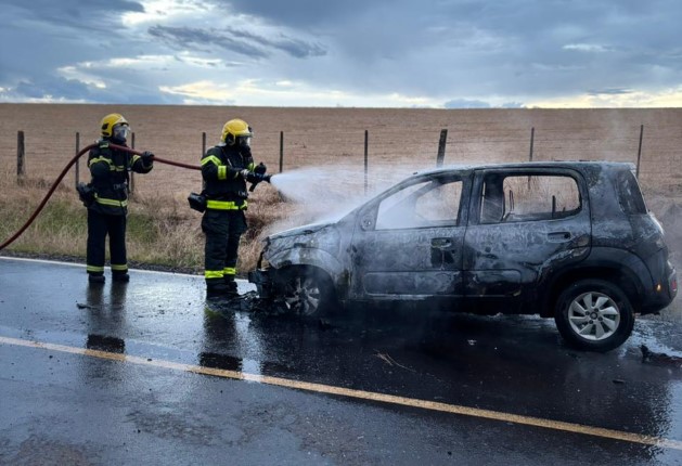 Fiat Uno é consumido pelas chamas em comunidade rural do Oeste de SC