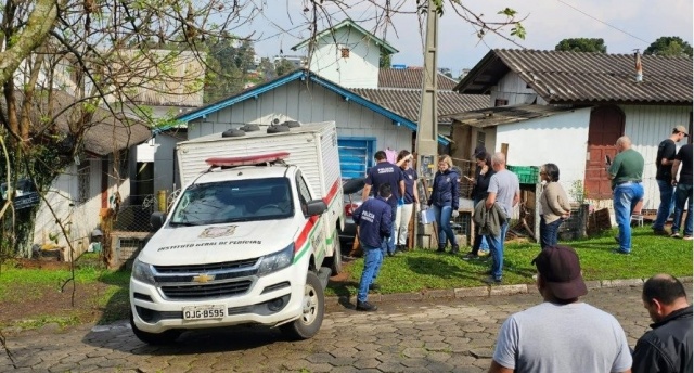Homem deixa recado no espelho da casa após assassinar a esposa e tirar a própria vida