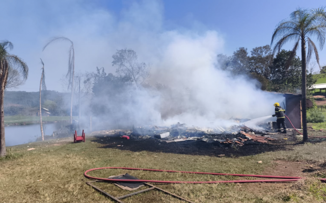 Incêndio destrói residência de madeira