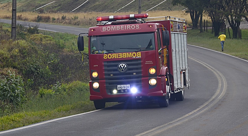 Motociclista fica inconsciente após queda