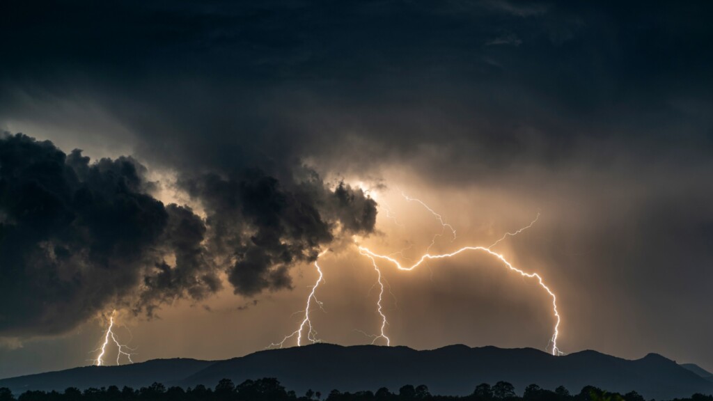 Frente fria promete chuvas intensas, com risco de vendavais e granizo em SC