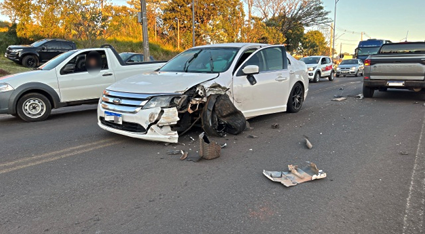 Carro invade pista contrária e atinge dois carros