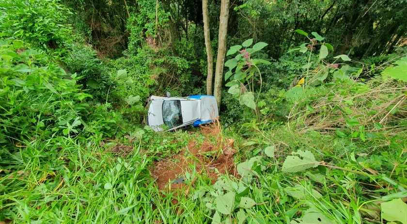 Homem fica preso às ferragens após capotamento no interior