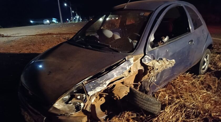 Mulher fica ferida em acidente envolvendo dois carros e um trator na SC 492