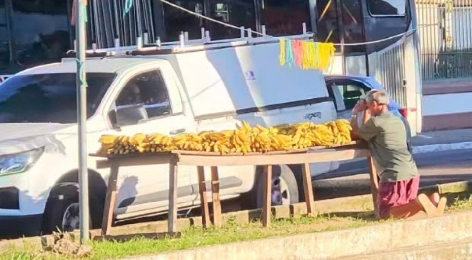 Vendedor de bananas faz oração antes de começar o trabalho e vídeo emociona milhões nas redes sociais