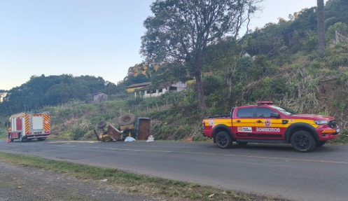 Idoso morre após trator cair em ribanceira e parar às margens da SC-355 em Jaborá