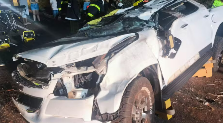Adolescente morre e outro fica gravemente ferido após caminhonete capotar e ser atingida por caminhão na BR-376