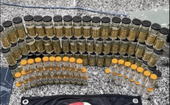 Passageiro é preso com 47 ampolas de tirzepatida e 58 frascos de anabolizantes em SC