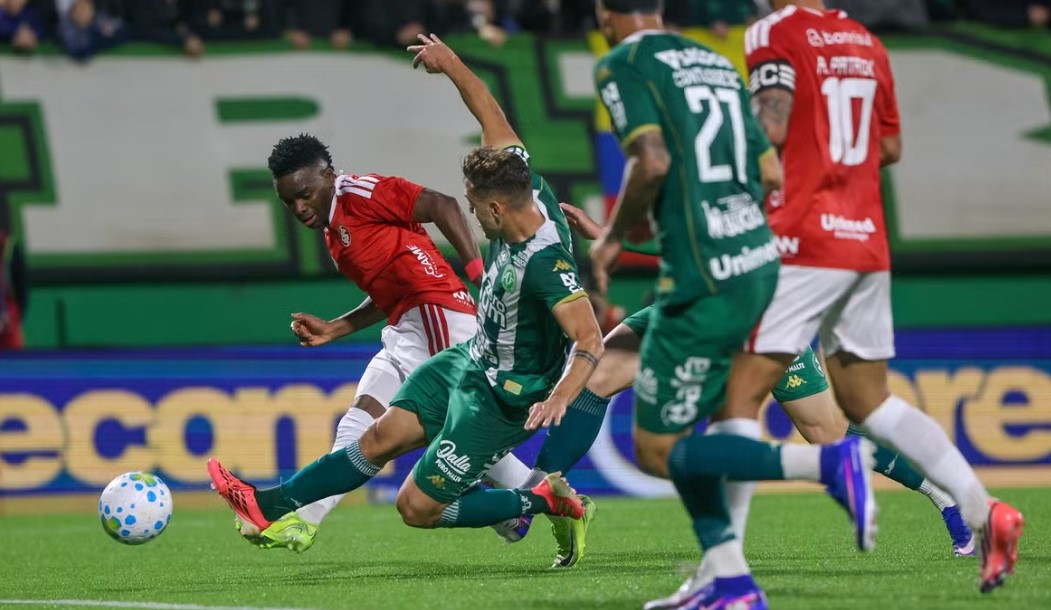 Internacional bate a Chapecoense e volta a vencer no Brasileirão após 10 rodadas