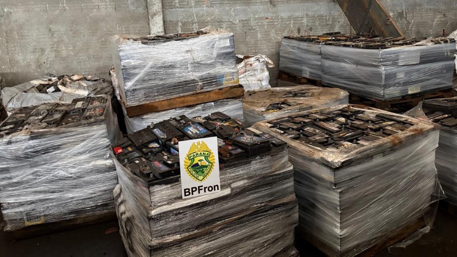 BPFRON localiza depósito de contrabando com 40 toneladas de sucatas de baterias