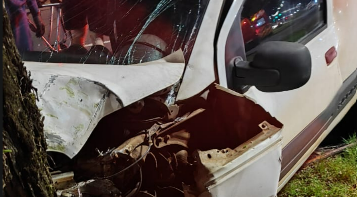 Motorista fica ferido após Fiorino bater contra árvore