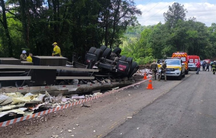 Motorista morre após caminhão tombar na SC-283