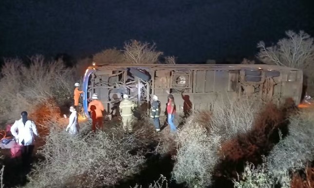 Acidente com ônibus deixa 7 mortos e 13 feridos na Bahia; policial e criança estão entre as vítimas