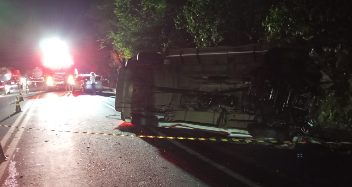 Acidente envolvendo ambulância e dois carros deixa uma pessoa morta na BR-282