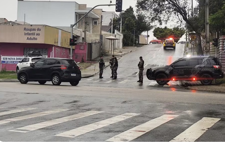 Homem invade CMEI, faz 13 crianças reféns e é morto pela polícia em Curitiba