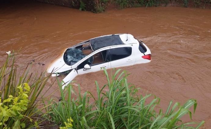 Adolescente de 17 anos dirigia carro que caiu no Rio Lonqueador