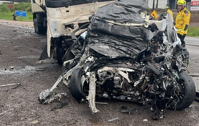 Jovem morre em colisão frontal entre carro e carreta na BR-282