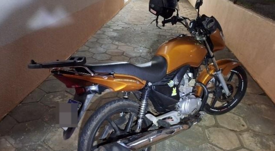 Motociclista sem habilitação foge da Polícia Militar e coloca pessoas em risco