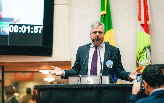 Santa Catarina enxuga orçamento de áreas como Saúde e Infraestrutura para 2024, critica deputado