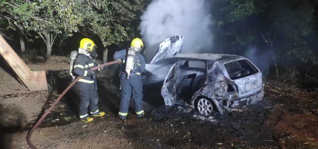 Carro é encontrado tomado pelas chamas; placa do veículo é de Barracão