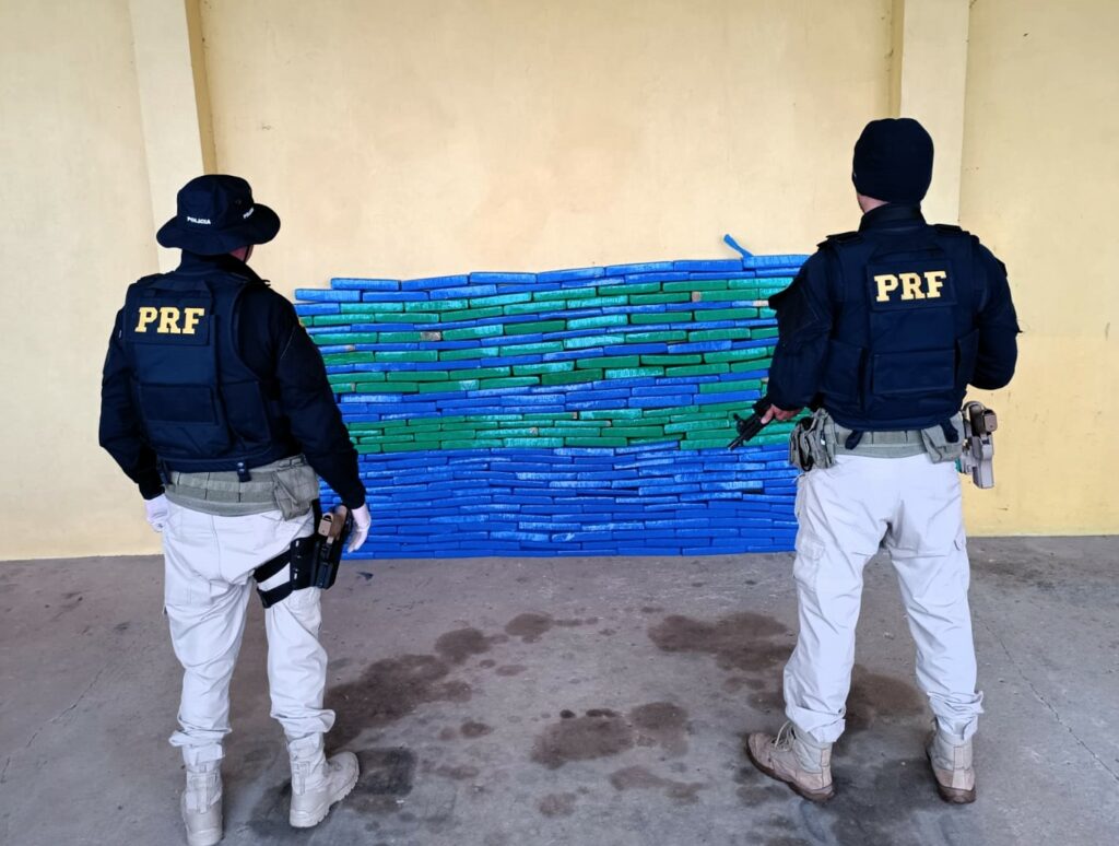 Carro roubado é flagrado com 240kg de maconha na BR-282