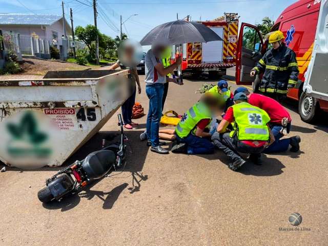 Adolescente fica ferido após colidir de patinete elétrico contra contêiner de entulho
