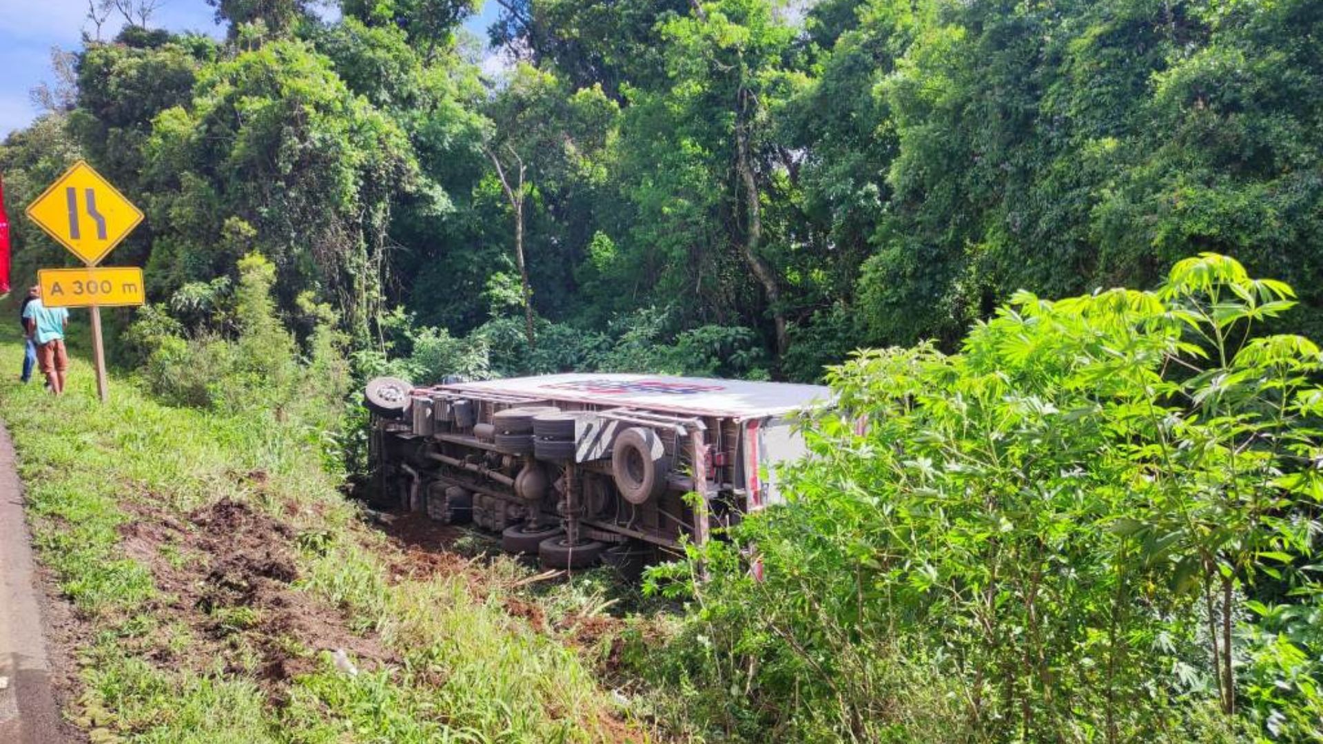 Motorista é socorrido com suspeita de fratura em saída de pista na BR-282