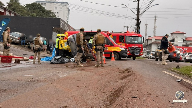 Colisão frontal deixa um morto e três feridos na Avenida Willy Barth