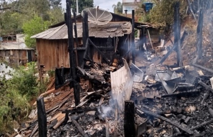 Duas residências são consumidas pelo fogo