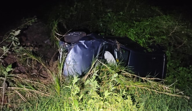 Mulher dorme ao volante e capota veículo no Oeste