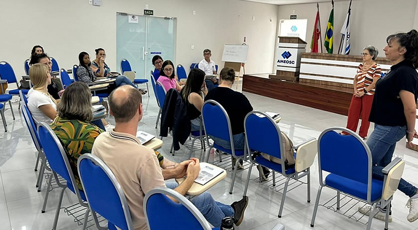 Encontro no auditório da AMEOSC Aborda o futuro do programa de habitação do conselho estadual de arquitetura