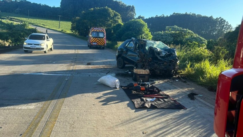 Violenta colisão entre carros deixa mulher morta