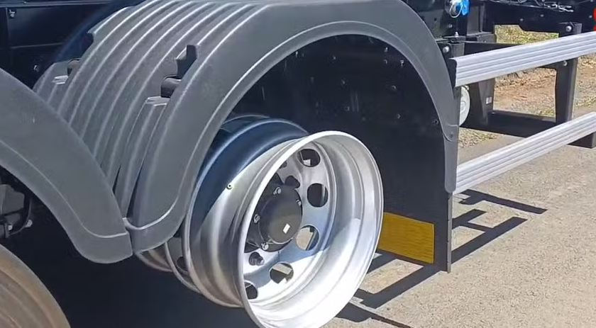 Motorista dirige carreta sem 13 pneus por mais de 324 km, e veículo é recolhido em SC