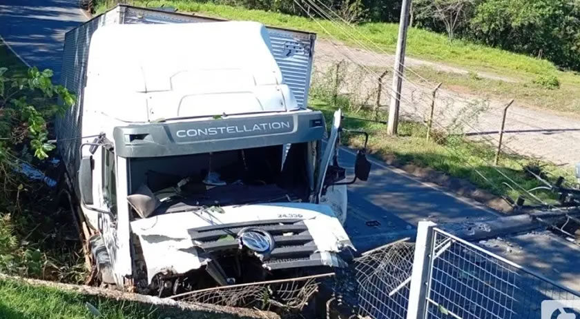 Caminhão perde freios, derruba poste, bloqueia acesso