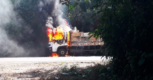 Cabine de caminhão fica completamente destruída após incêndio na SC-157