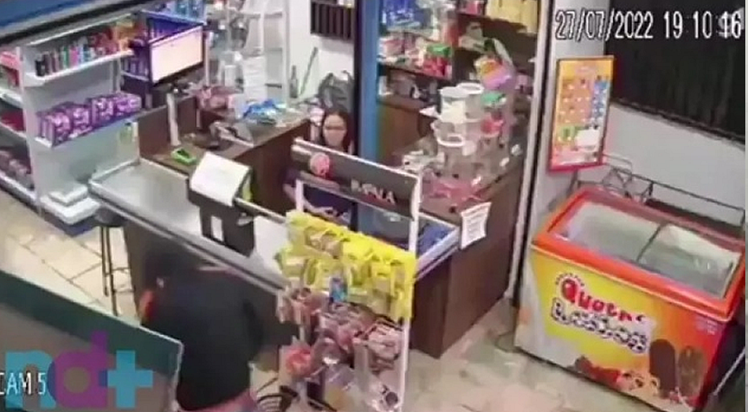 Mulher reage a assalto e põe bandido pra correr na base da vassourada