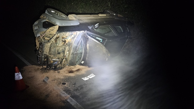 Ocupantes abandonam veículo após capotamento na BR 282, entre SMO e Maravilha