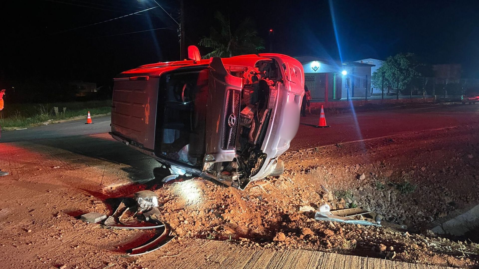 Veículo sai da pista e capota próximo ao Centro de Eventos na BR-163