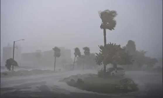 Furacão Milton atinge a Flórida com ventos de 205 km/h