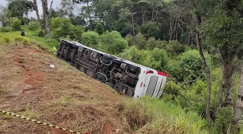 Sete pessoas morrem e 22 ficam feridas após ônibus de viagem tombar na BR-277, em Fernandes Pinheiro