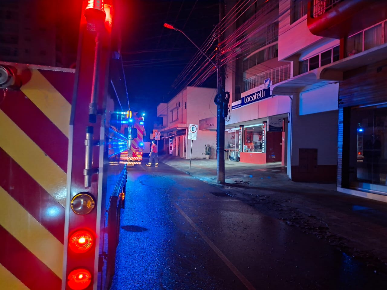 Incêndio atinge apartamento e deixa feridos