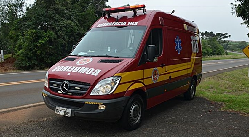 Bombeiros socorrem homem atingido por disparo de arma de fogo